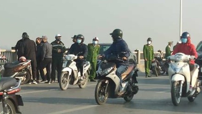 Nguoi phu nu bo lai Camry tren cau Vinh Tuy, nhay xuong song Hong tu tu-Hinh-2