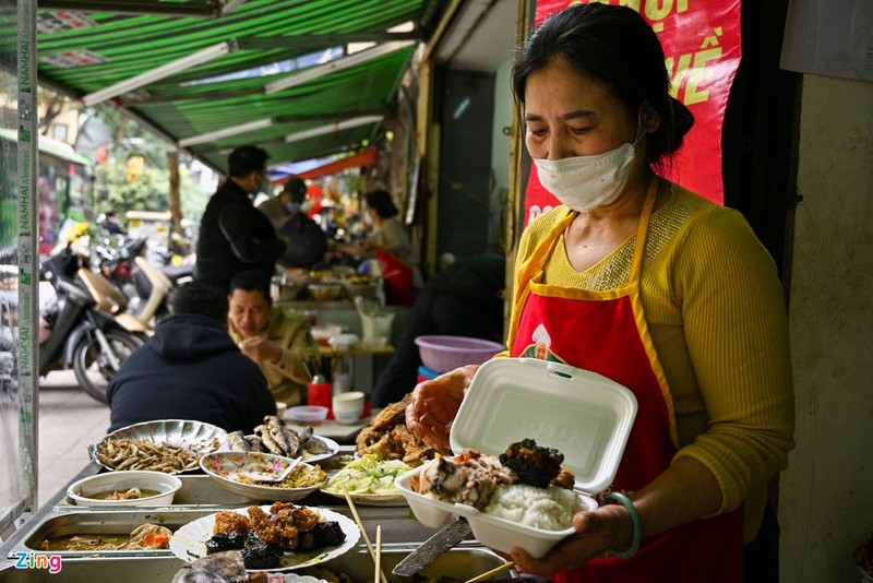 Hang quan quan trung tam Ha Noi vang ve khi phuc vu tai cho-Hinh-5