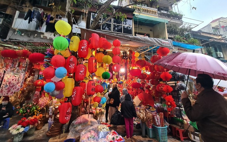 Nguoi dan doi mua mua sam nhon nhip o “thu phu” vang ma Ha Noi-Hinh-13