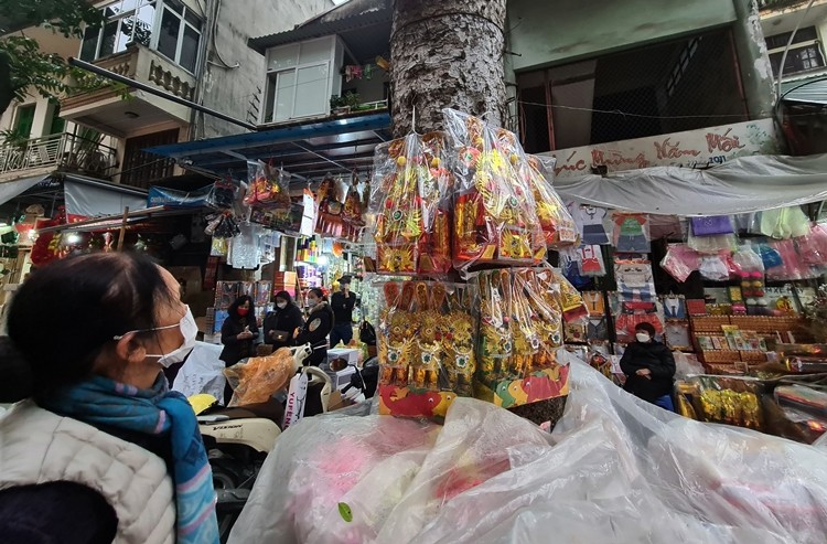 Nguoi dan doi mua mua sam nhon nhip o “thu phu” vang ma Ha Noi-Hinh-16