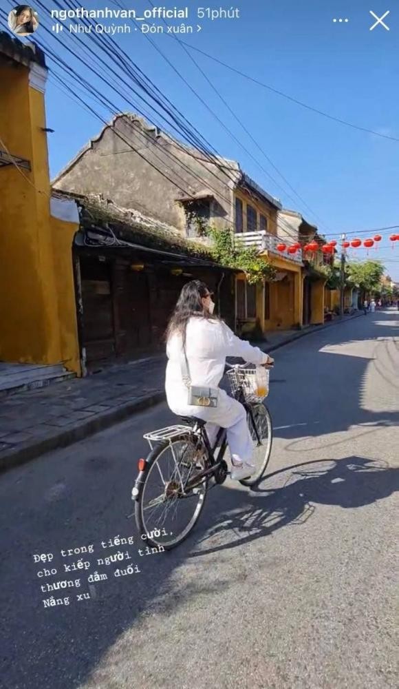 Ngo Thanh Van khoe anh di du lich Hoi An cung ban trai kem 11 tuoi