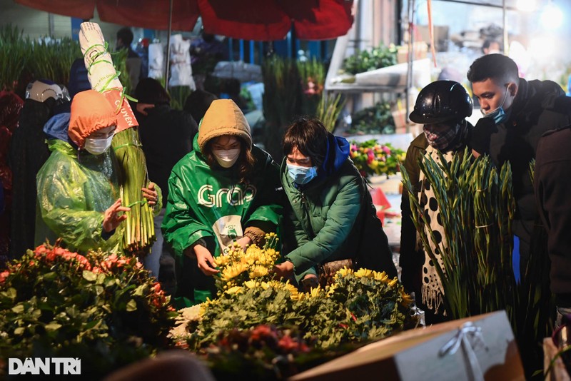 Nguoi dan doi mua ret mua hoa trong phien cho dem cuoi cung nam Tan Suu-Hinh-10