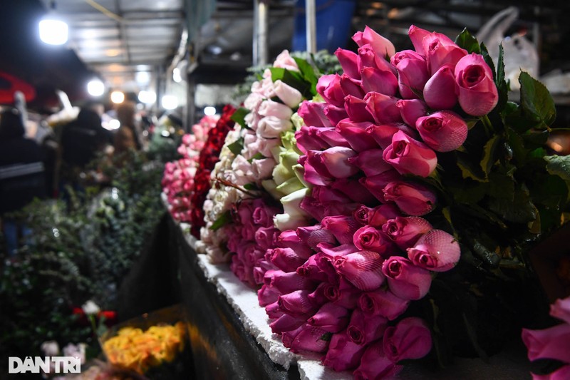 Nguoi dan doi mua ret mua hoa trong phien cho dem cuoi cung nam Tan Suu-Hinh-12