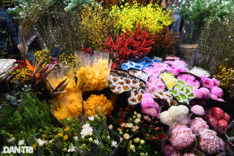 Nguoi dan doi mua ret mua hoa trong phien cho dem cuoi cung nam Tan Suu-Hinh-6
