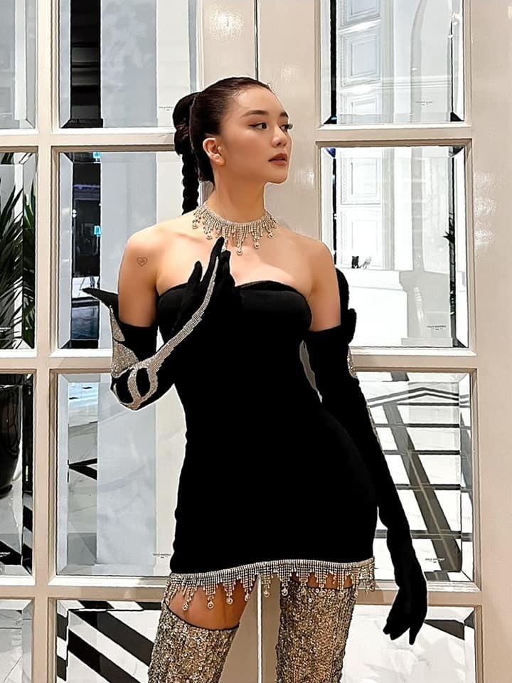 Duong cong sexy cua ca si Thieu Bao Trang-Hinh-20