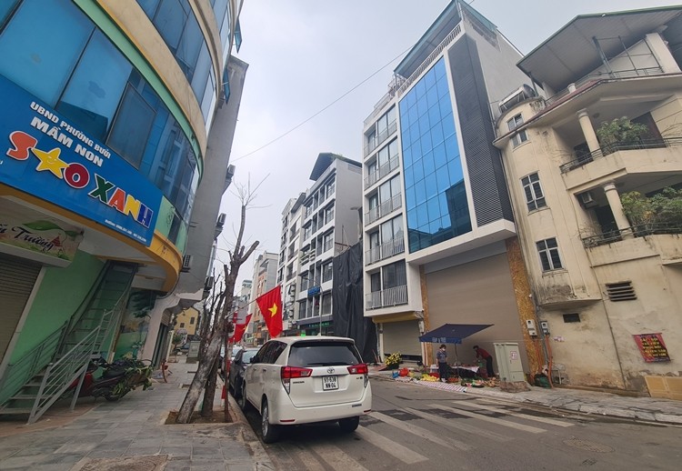 Ha Noi: Duong ngo Vong Thi mo rong “bien hinh” thanh diem do o to, nha cua dua nhau “coi” tang