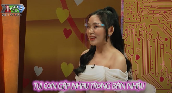 Gap nhau o phong tro, chang trai nhanh tay “hot luon” gai xinh chi sau vai ngay quen