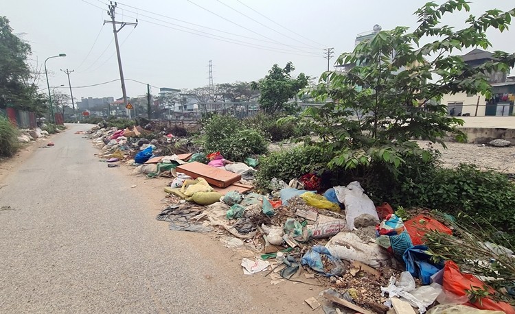 Ha Noi: Loat ngoi nha “ky di” nam tren duong Bo Song Set nhech nhac rac thai-Hinh-13