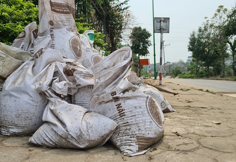 Ha Noi: Loat ngoi nha “ky di” nam tren duong Bo Song Set nhech nhac rac thai-Hinh-14