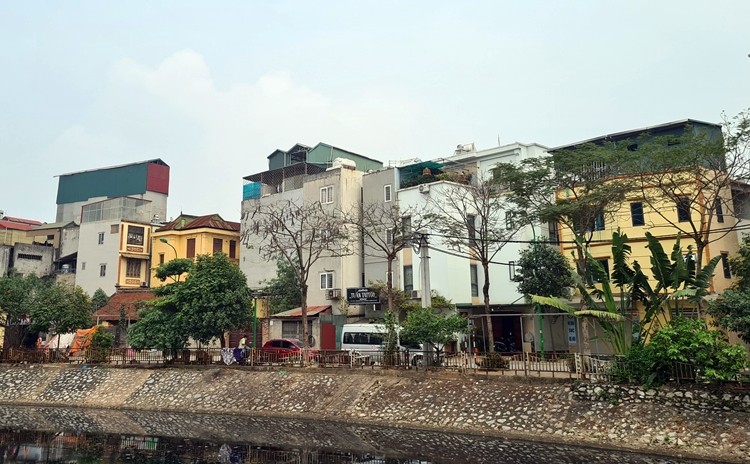 Ha Noi: Loat ngoi nha “ky di” nam tren duong Bo Song Set nhech nhac rac thai