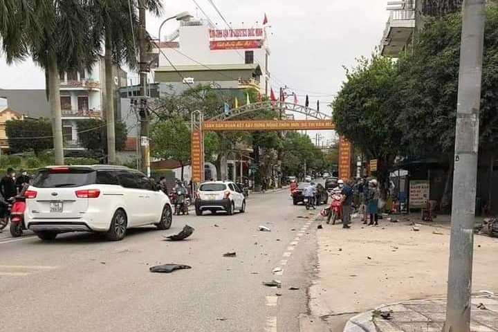 Xe Mercedes huc vao nha dan roi gay tai nan lien hoan, mot nguoi tu vong-Hinh-4