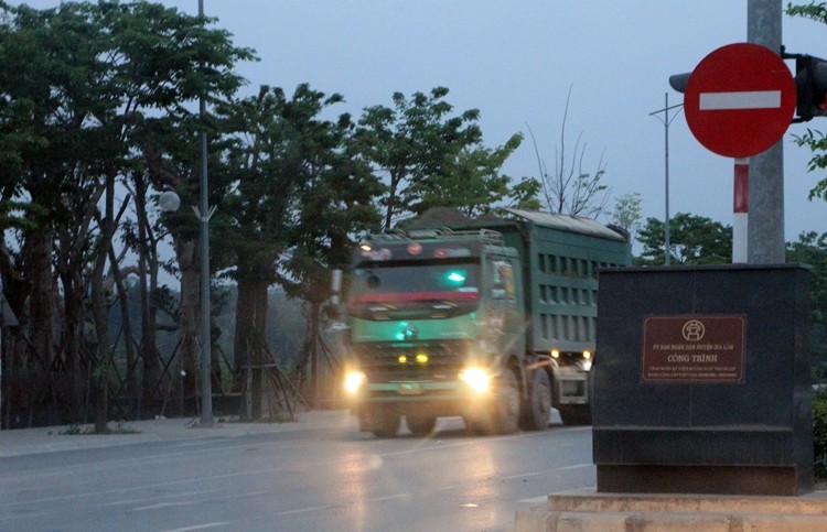 Ha Noi: “Binh doan” xe tai gan logo Hung Phat coi noi thanh thung ngay nghi, toi chay?-Hinh-3