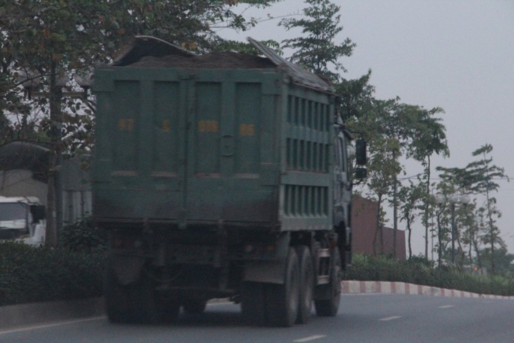 Ha Noi: “Binh doan” xe tai gan logo Hung Phat coi noi thanh thung ngay nghi, toi chay?-Hinh-4