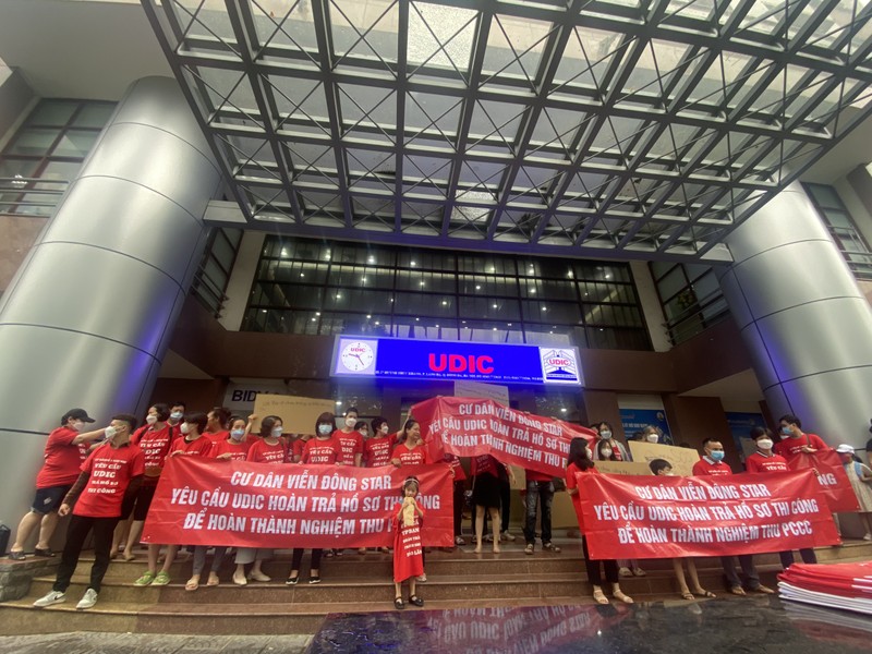 Ha Noi: Vi sao cu dan chung cu Vien Dong Star cang bang ron truoc tru so UDIC?