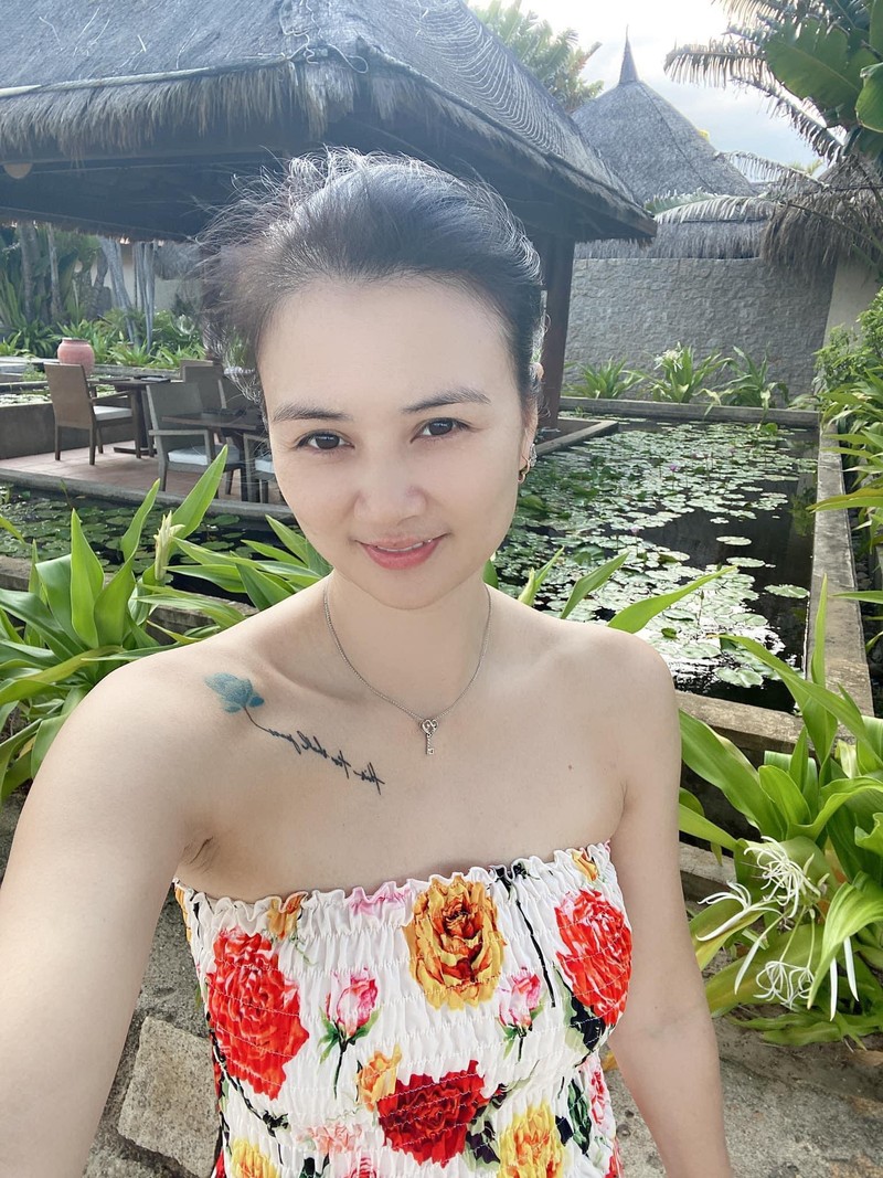“Hoa khoi bong chuyen” Kim Hue gay bat ngo khi mac suit hay bikini-Hinh-2