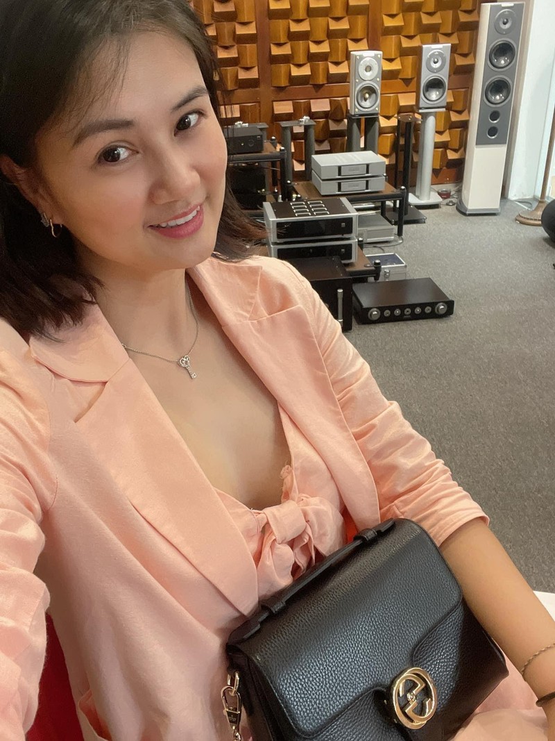 “Hoa khoi bong chuyen” Kim Hue gay bat ngo khi mac suit hay bikini-Hinh-8