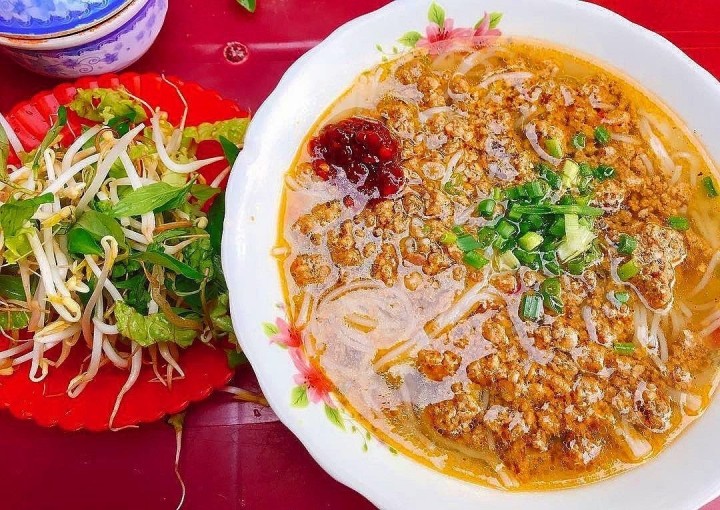 Mon an nuc tieng Quy Nhon nhin ngo bun rieu, nem thu moi thay huong vi dac biet