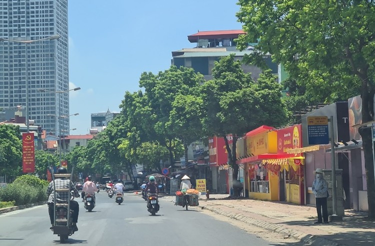 Quay ban banh Trung thu “moc nhu nam” doc via he Ha Noi