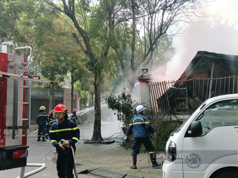 Dang chay lon tai xuong nhua o Khu do thi Phap Van, Ha Noi-Hinh-5