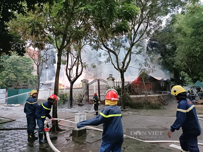 Dang chay lon tai xuong nhua o Khu do thi Phap Van, Ha Noi-Hinh-6