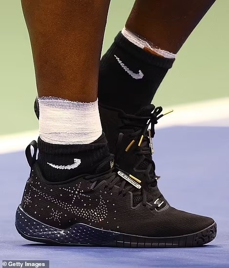 Serena Williams phai coi 4 lop ao de thi dau-Hinh-4