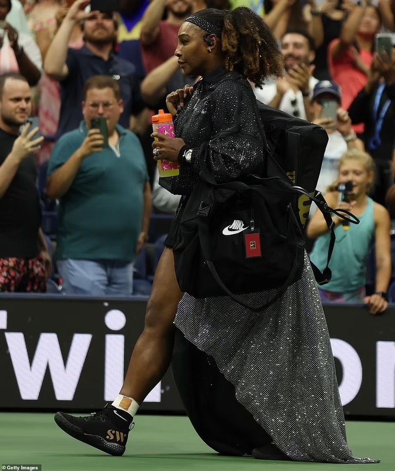 Serena Williams phai coi 4 lop ao de thi dau