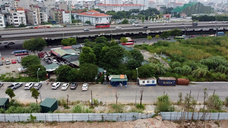 Ha Noi: Loat showroom o to nhech nhac “bam” cong vien ho dieu hoa-Hinh-6