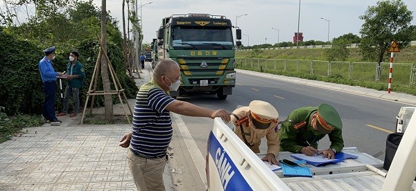 “Binh doan xe tai” coi noi o Gia Lam: Bi phat... van ngang nhien chay?-Hinh-2