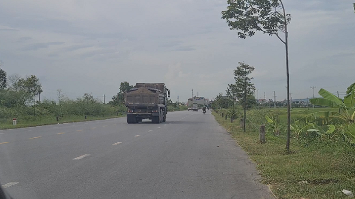 Bac Ninh: Bo song Duong bi “gam” nham nho vi ben bai… xe tai quan nat duong de-Hinh-15