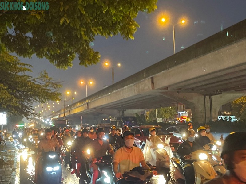 Mua gio tan tam, nguoi Ha Noi nhich tung met ve nha-Hinh-10