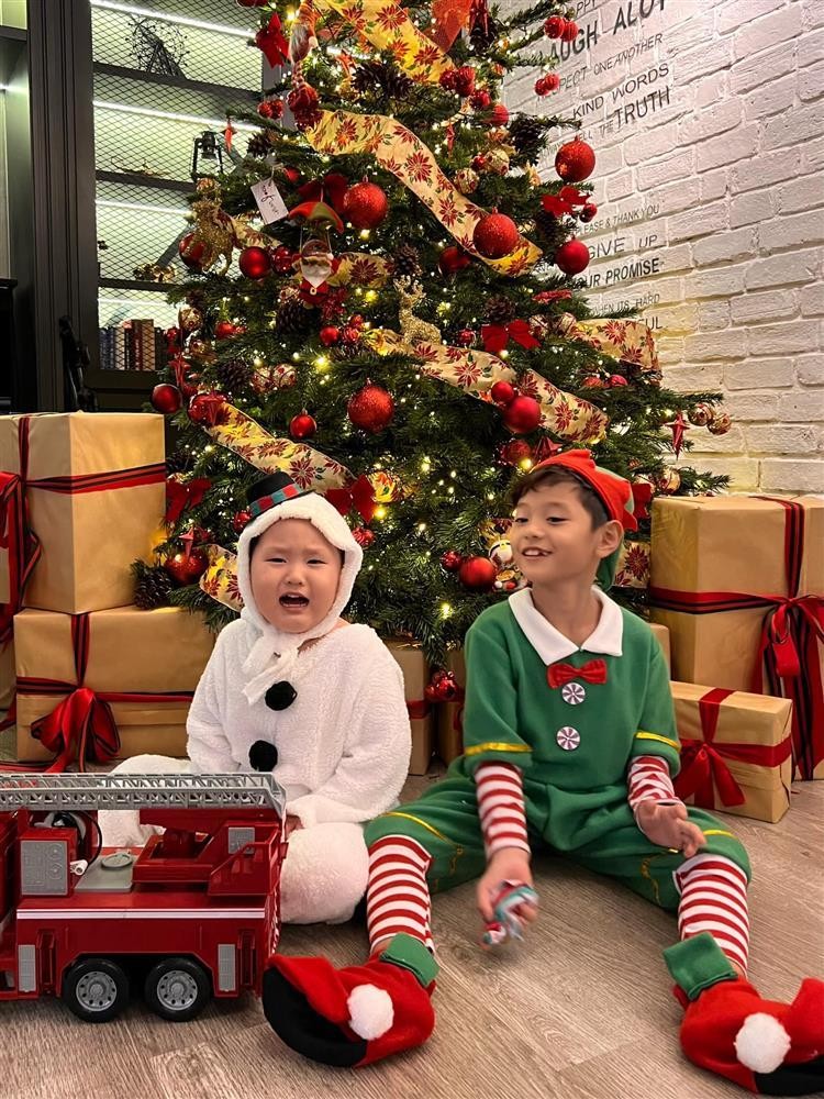 Bieu cam trai nguoc cua cac nhoc ty nha sao Viet khi don Noel-Hinh-4