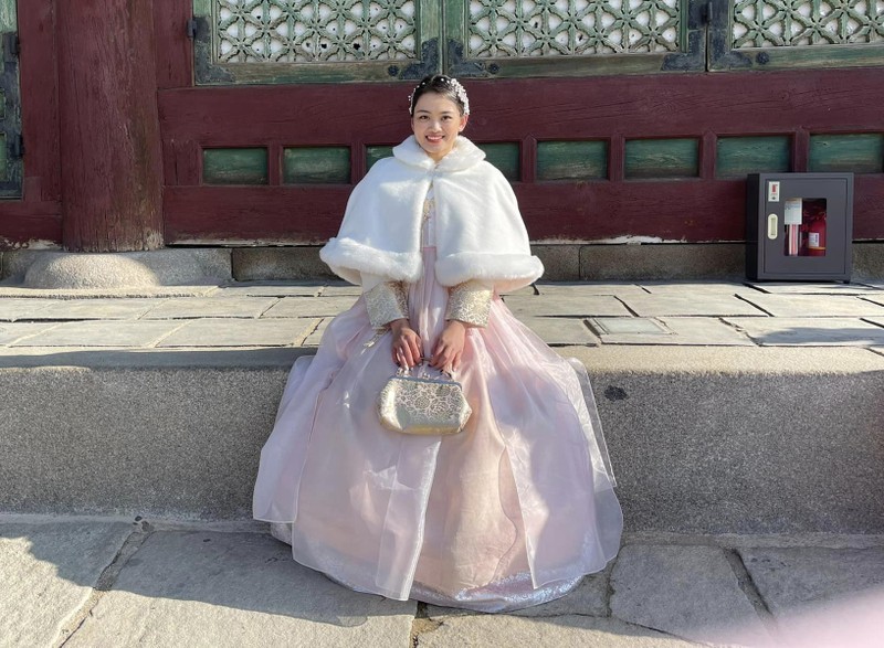 Ngam Hoa khoi bong chuyen Thu Hoai cuc xinh voi ao Hanbok