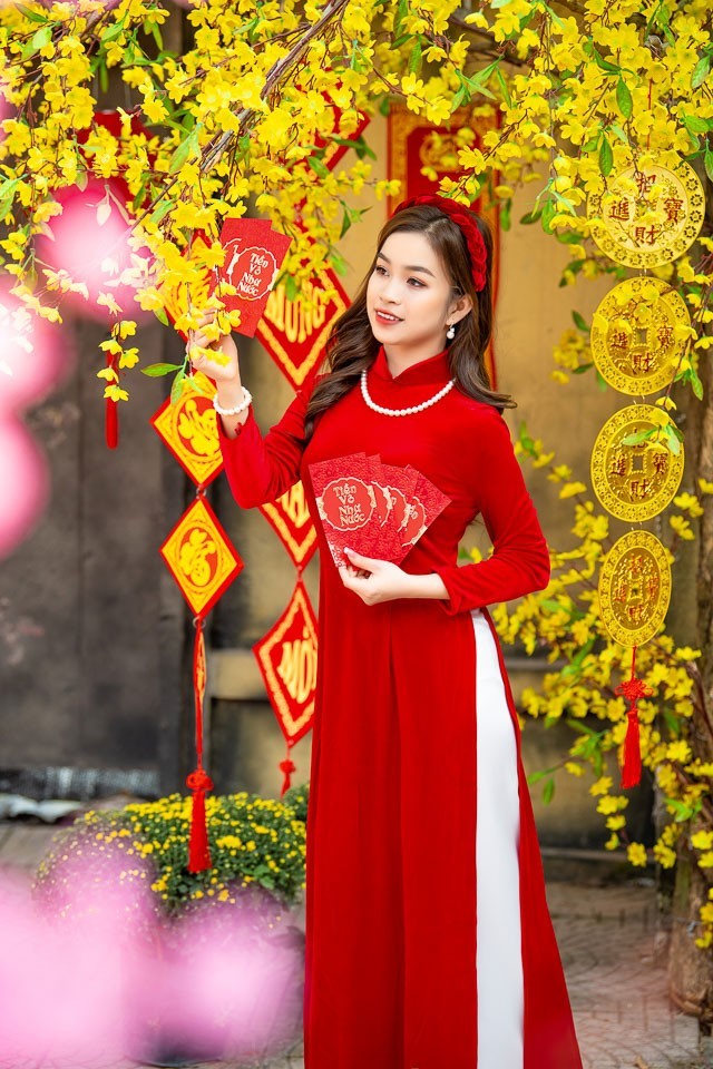 Ban tre chi tien trieu chup anh ao dai dip Tet-Hinh-2