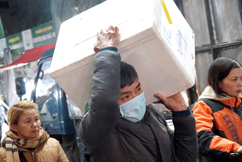 Nguoi lao dong miet mai trong cai ret de Tet am hon-Hinh-11