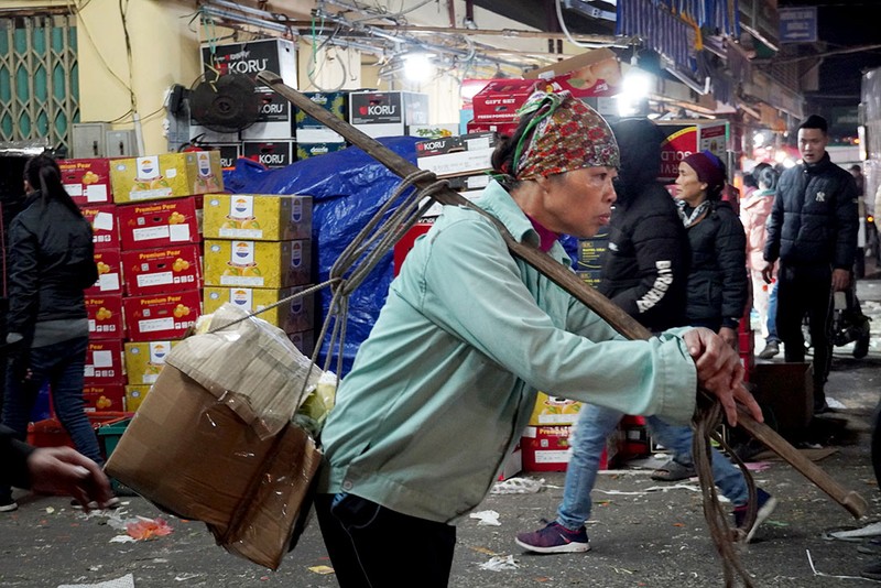 Nguoi lao dong miet mai trong cai ret de Tet am hon-Hinh-12