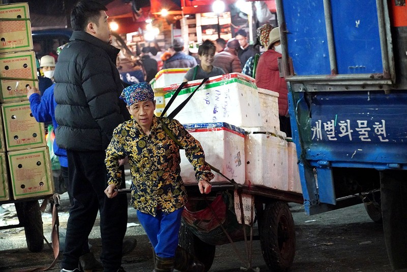 Nguoi lao dong miet mai trong cai ret de Tet am hon-Hinh-17