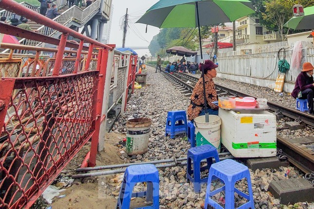 Ha Noi: Quan tra da mao hiem, khach ngoi ngay tren... duong ray tau hoa-Hinh-4