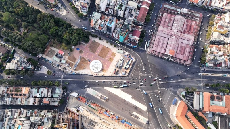 Cận cảnh giếng trời hoa sen khổng lồ ga Bến Thành - Hình 7 Can canh gieng troi hoa sen khong lo ga Ben Thanh-Hinh-7