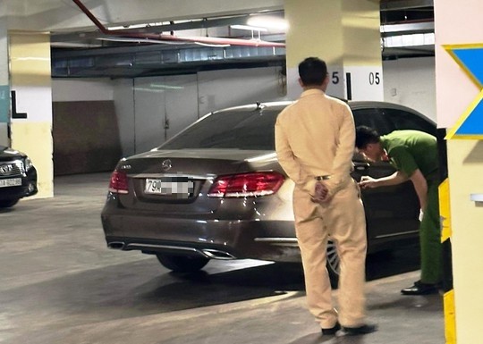 Mercedes va cham chet nguoi: Nghi van lai xe la can bo ngan hang-Hinh-2