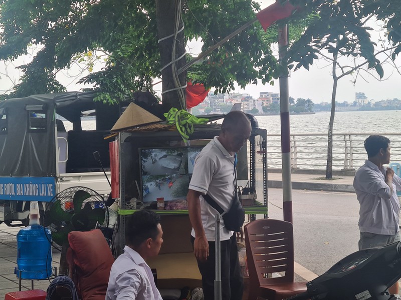 Ha Noi: Thanh tra giao thong quan Tay Ho “tram” bai xe khong phep o phuong Buoi-Hinh-4