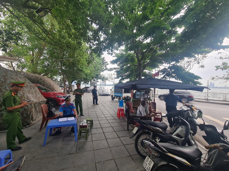 Ha Noi: Thanh tra giao thong quan Tay Ho “tram” bai xe khong phep o phuong Buoi-Hinh-5