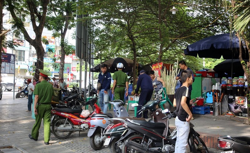 Ha Noi: Xoa bo cac diem kinh doanh trai phep tren long duong, he pho o Dinh Cong-Hinh-4