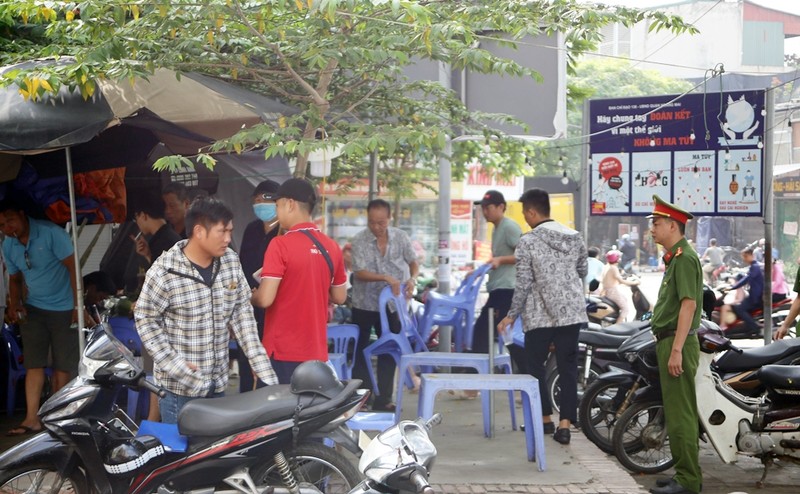 Ha Noi: Xoa bo cac diem kinh doanh trai phep tren long duong, he pho o Dinh Cong-Hinh-5