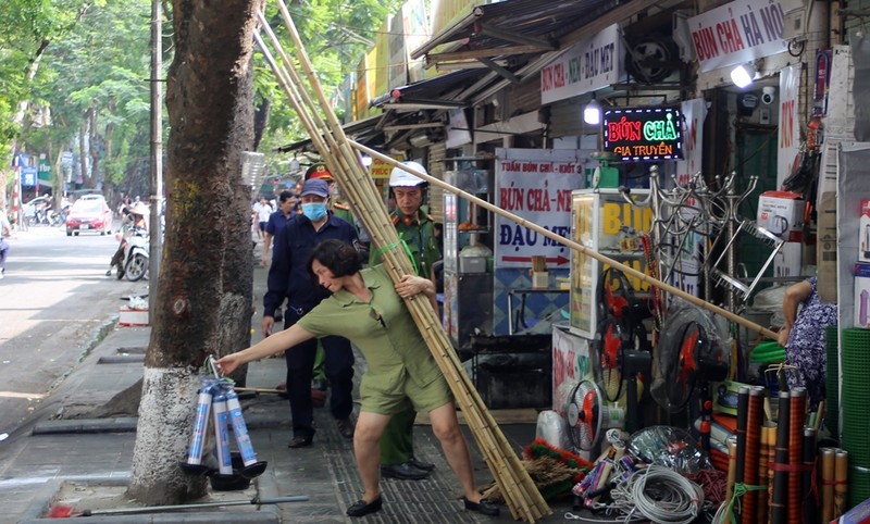 Ha Noi: Xoa bo cac diem kinh doanh trai phep tren long duong, he pho o Dinh Cong-Hinh-8