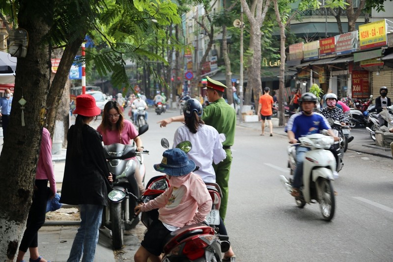 Ha Noi: Xoa bo cac diem kinh doanh trai phep tren long duong, he pho o Dinh Cong