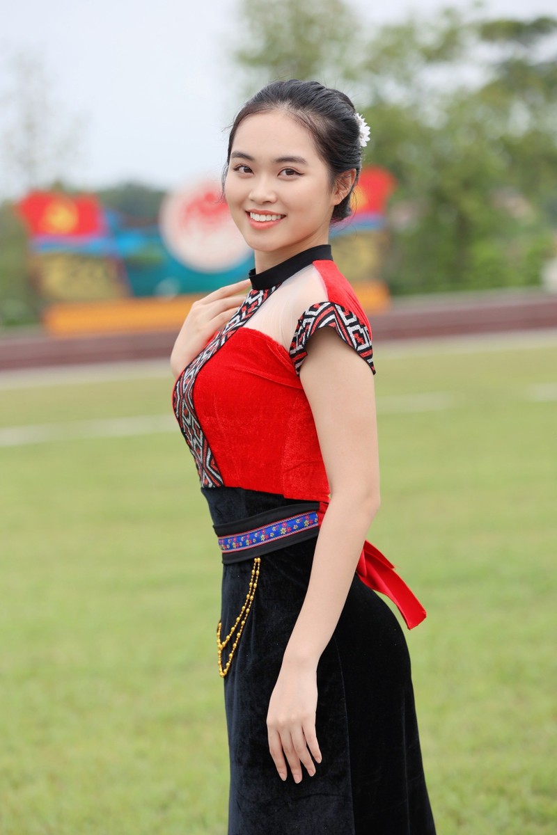 A hau Thuy Linh, Ngoc Hang khoe sac voi trang phuc tho cam Tay Bac-Hinh-20