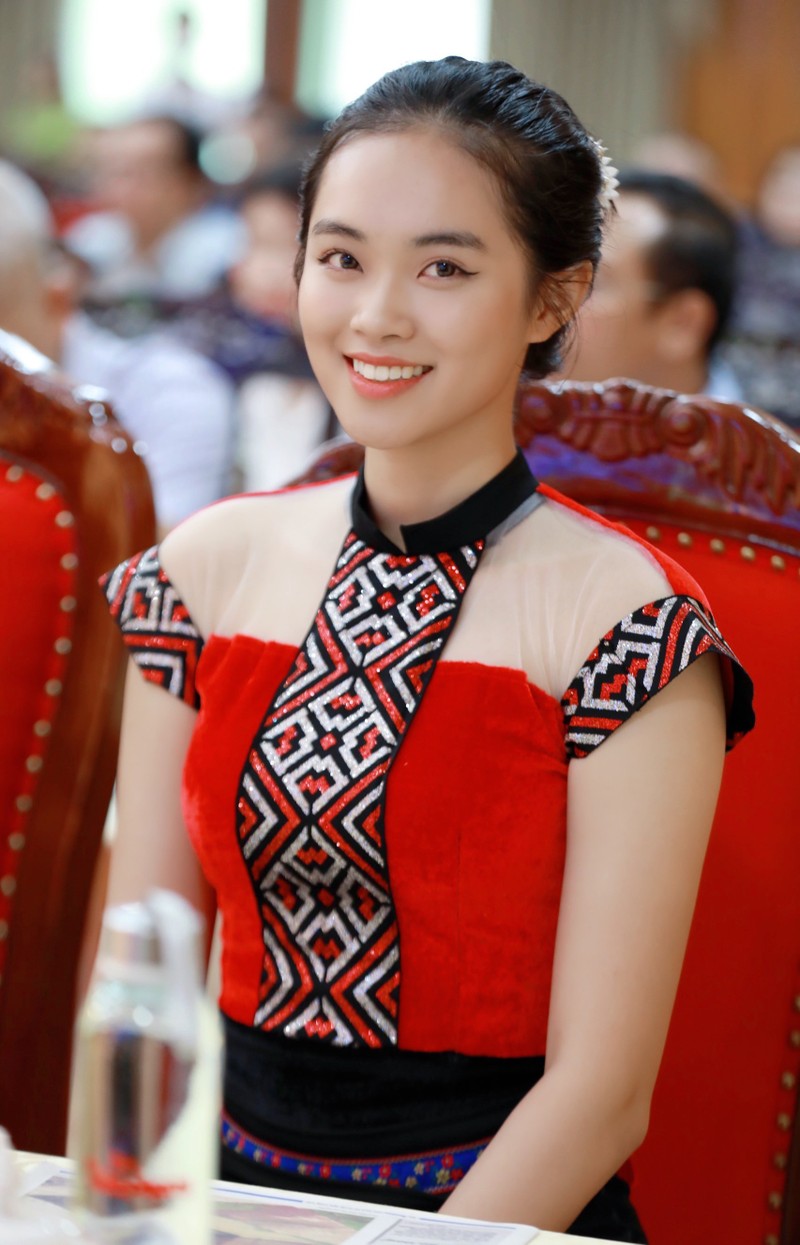A hau Thuy Linh, Ngoc Hang khoe sac voi trang phuc tho cam Tay Bac-Hinh-23