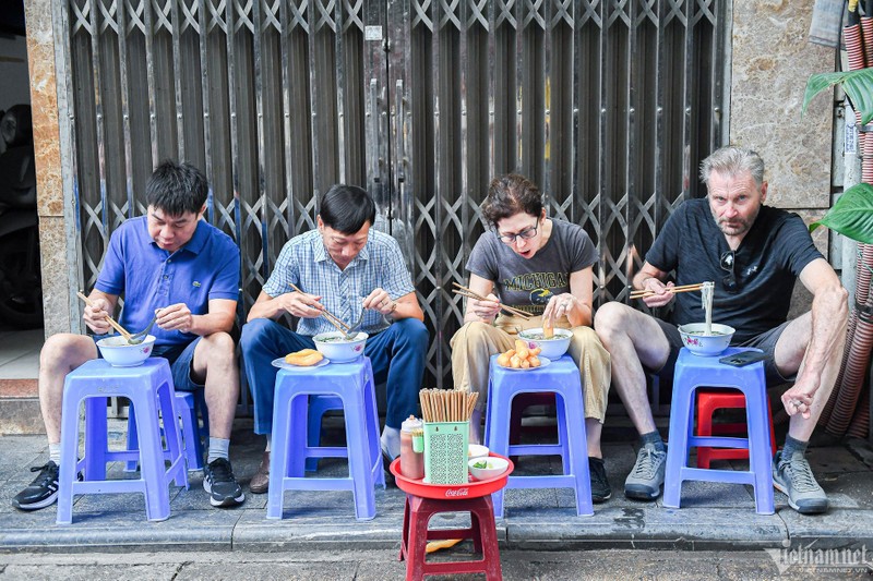 Pho Michelin o Ha Noi, khach xep hang cho, tu be va ngoi via he thuong thuc-Hinh-10