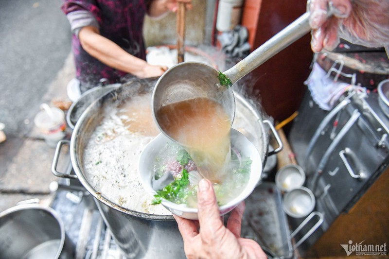 Pho Michelin o Ha Noi, khach xep hang cho, tu be va ngoi via he thuong thuc-Hinh-5