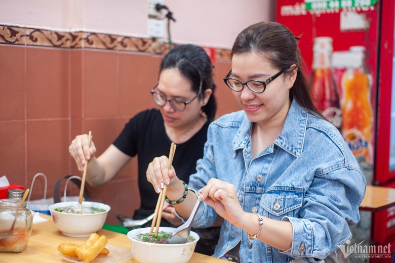 Pho Michelin o Ha Noi, khach xep hang cho, tu be va ngoi via he thuong thuc-Hinh-9